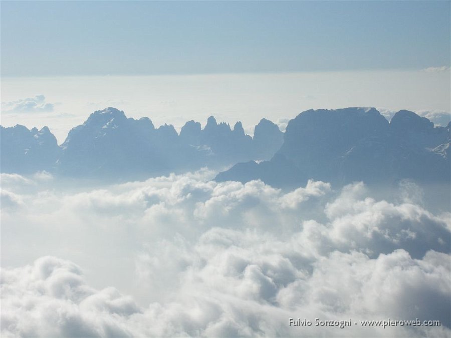 15_Dolomiti di Brenta in un mare di nuvole.jpg